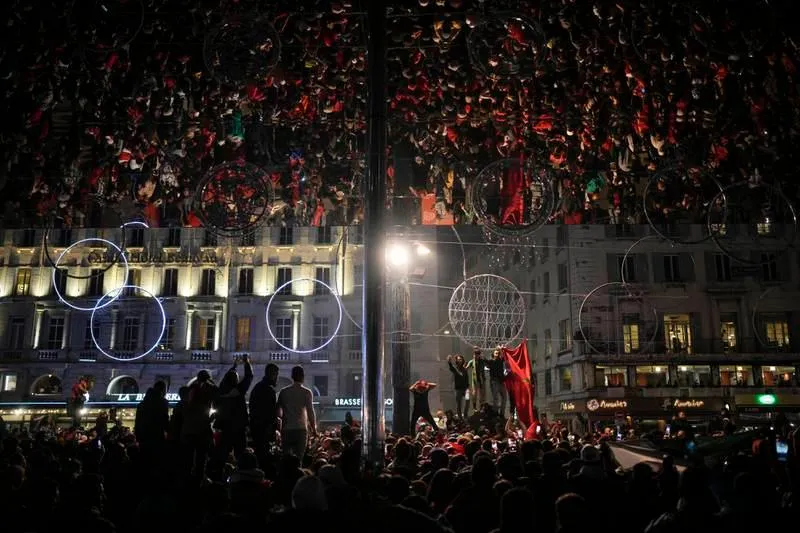 Tại TP cảng Marseille của Pháp, cộng đồng người Morocco chia vui chiến thắng. Rabat ở Morocco... Ngay tại TP Barcelona của Tây Ban Nha. Trên đại lộ Champs-Elysees ở thủ đô Paris, Pháp Sau loạt luân lưu thứ tư thì Morocco vỡ òa hạnh phúc. Fan Tây Ban Nha bật khóc.