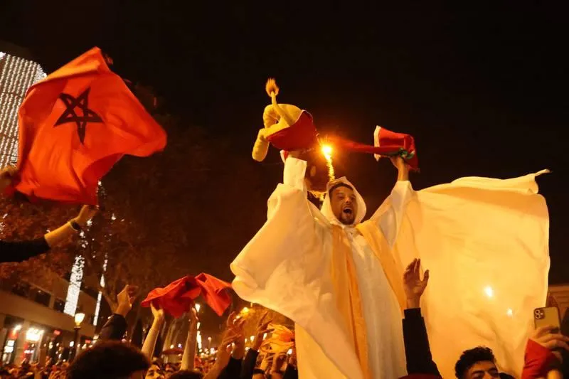 Tại La Ramblas, Tây Ban Nha, fan Morocco ăn mừng. Tại TP cảng Marseille của Pháp, cộng đồng người Morocco chia vui chiến thắng. Rabat ở Morocco... Ngay tại TP Barcelona của Tây Ban Nha. Trên đại lộ Champs-Elysees ở thủ đô Paris, Pháp Sau loạt luân lưu thứ tư thì Morocco vỡ òa hạnh phúc. Fan Tây Ban Nha bật khóc.