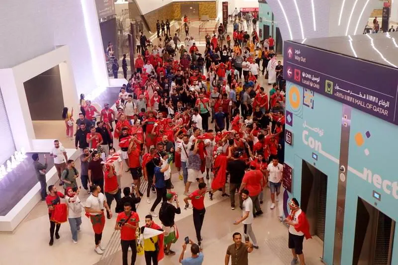 Fan Morocco ăn mừng chiến thắng ngay trong ga tàu điện ngầm ở Qatar. Hàng ngàn fan ăn mừng chiến thắng tại Rabat, Morocco. Tại Milano, Ý, cộng đồng người Morocco cũng tưng bừng ăn mừng. Tại La Ramblas, Tây Ban Nha, fan Morocco ăn mừng. Tại TP cảng Marseille của Pháp, cộng đồng người Morocco chia vui chiến thắng. Rabat ở Morocco... Ngay tại TP Barcelona của Tây Ban Nha. Trên đại lộ Champs-Elysees ở thủ đô Paris, Pháp Sau loạt luân lưu thứ tư thì Morocco vỡ òa hạnh phúc. Fan Tây Ban Nha bật khóc.