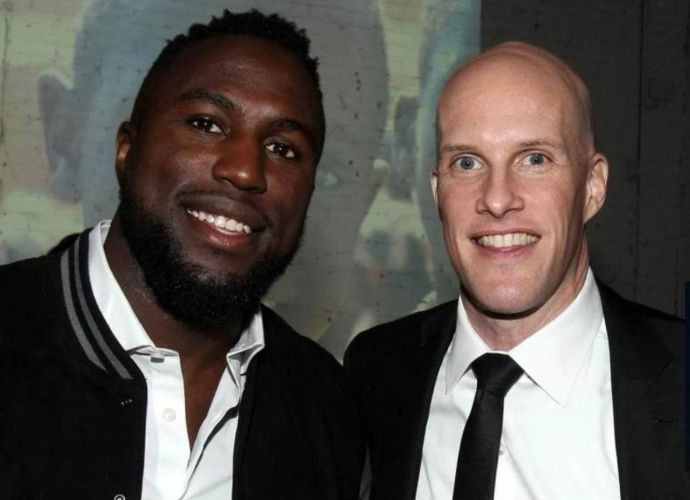 Grant Wahl (phải) chụp hình chung cùng tuyển thủ Mỹ Jozy Altidore. Ảnh: AFP