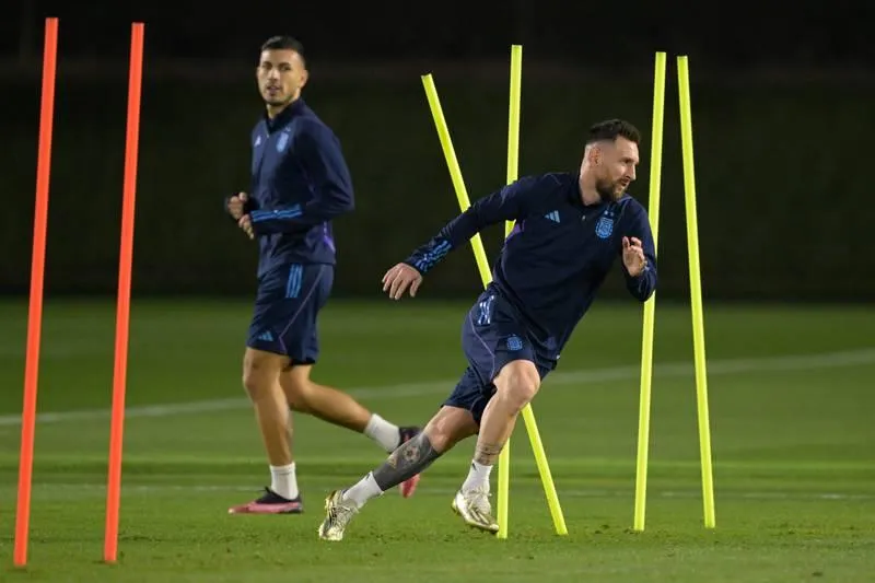 Messi không gặp vấn đề gì sau trận đánh bại Hà Lan. Messi có phần cởi mở ở buổi tập này. Di Maria sẽ là người chơi cặp cùng Messi trên hàng công Argentina? Báo chí chỉ được vào sân tác nghiệp 20 phút đầu buổi tập. Messi vẫn là tâm điểm của cánh phóng viên ảnh.