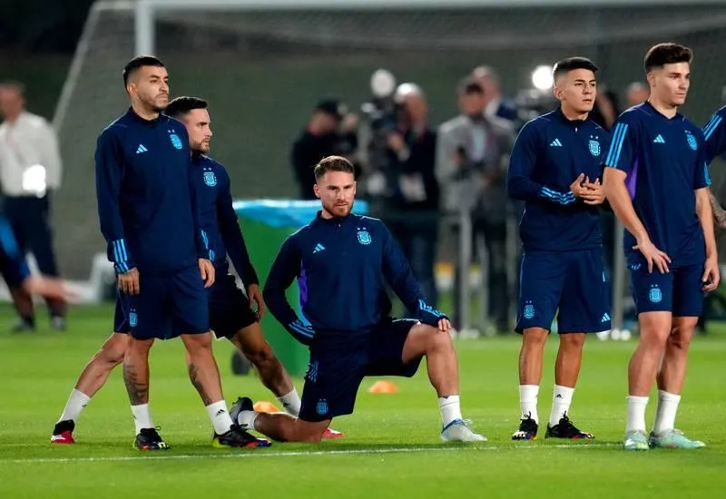 Cánh báo chí thấy Argentina tập sút luân lưu. Buổi tập kéo dài 90 phút có cả tập đối kháng. Messi không gặp vấn đề gì sau trận đánh bại Hà Lan. Messi có phần cởi mở ở buổi tập này. Di Maria sẽ là người chơi cặp cùng Messi trên hàng công Argentina? Báo chí chỉ được vào sân tác nghiệp 20 phút đầu buổi tập. Messi vẫn là tâm điểm của cánh phóng viên ảnh.