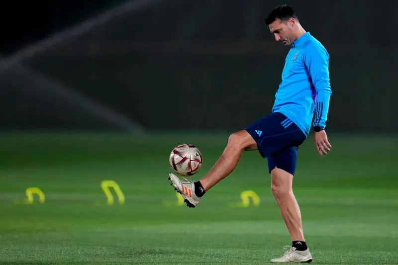 HLV Scaloni rất căng trước &quot;canh bạc&quot; lớn này.