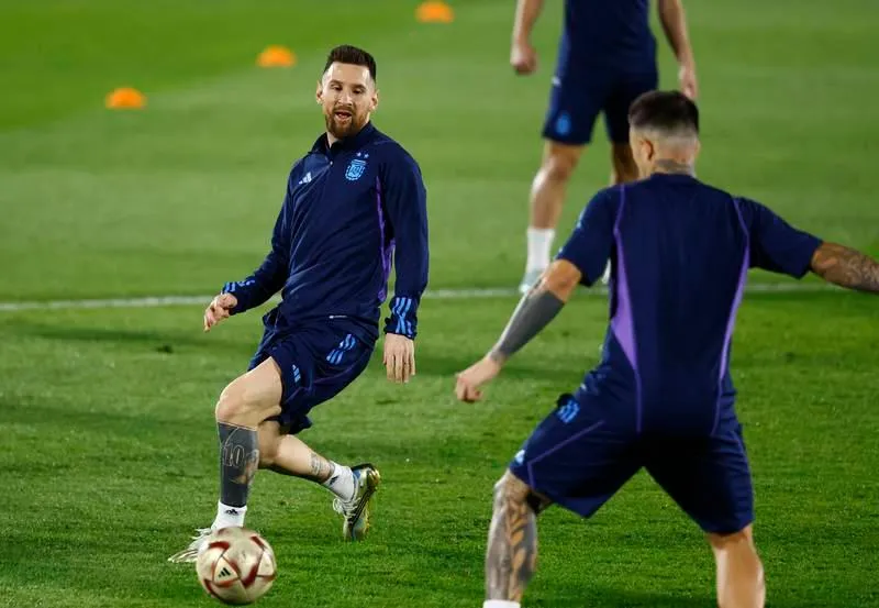 Messi và De Paul. Buổi tập cuối cùng của Argentina diễn ra rất yên ắng Lautaro Martinez. HLV Scaloni trầm ngâm và nghĩ ngợi nhiều. Cánh báo chí thấy Argentina tập sút luân lưu. Buổi tập kéo dài 90 phút có cả tập đối kháng. Messi không gặp vấn đề gì sau trận đánh bại Hà Lan. Messi có phần cởi mở ở buổi tập này. Di Maria sẽ là người chơi cặp cùng Messi trên hàng công Argentina? Báo chí chỉ được vào sân tác nghiệp 20 phút đầu buổi tập. Messi vẫn là tâm điểm của cánh phóng viên ảnh.