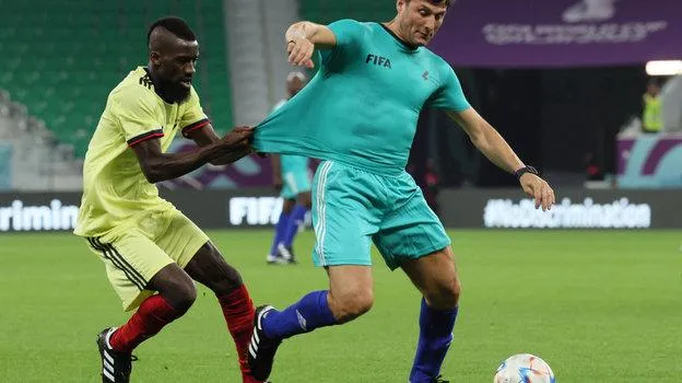 Cựu đội trưởng Argentina Javier Zanetti bị đối phương Rodriger của Hà Lan kéo áo. Ảnh: S.E Hậu vệ phải nổi tiếng, nhà vô địch World Cup 2002 của Brazil Cafu lại chơi tiểu xảo Clarenc Seedorf của Hà Lan. Ảnh: S.E Nhà vô địch World Cup 2002 của Brazil - Roberto Carlos bày tỏ ý đồ chiến thuật với đồng đội. Ảnh: S.E