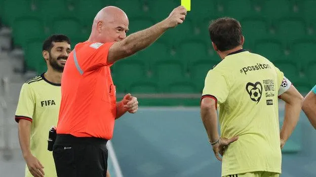 Trọng tài Infantino rút thẻ vàng cảnh cáo. Ảnh: S.E