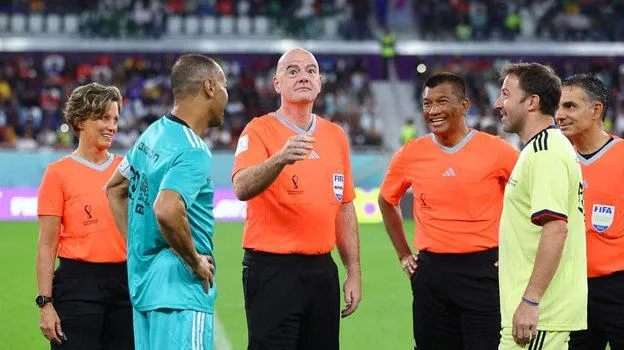 &quot;Trọng tài&quot;, Chủ tịch FIFA Gianni Infantino làm thủ tục trước trận đấu cho hai đội, cựu danh thủ Ý Del Piero và cựu danh thủ Brazil Cafu là đội trưởng. Ảnh: S.E Cựu đội trưởng Argentina Javier Zanetti bị đối phương Rodriger của Hà Lan kéo áo. Ảnh: S.E Hậu vệ phải nổi tiếng, nhà vô địch World Cup 2002 của Brazil Cafu lại chơi tiểu xảo Clarenc Seedorf của Hà Lan. Ảnh: S.E Nhà vô địch World Cup 2002 của Brazil - Roberto Carlos bày tỏ ý đồ chiến thuật với đồng đội. Ảnh: S.E