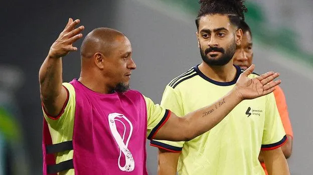 Nhà vô địch World Cup 2002 của Brazil - Roberto Carlos bày tỏ ý đồ chiến thuật với đồng đội. Ảnh: S.E