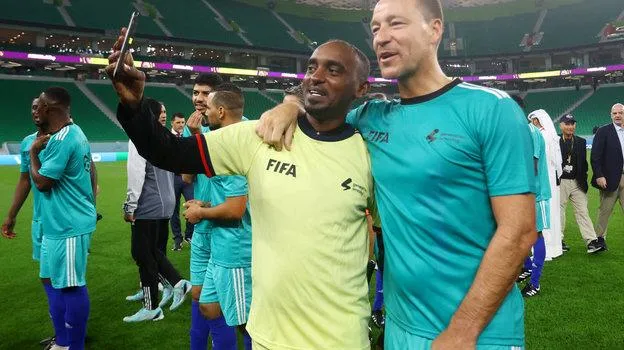 John Terry cũng thay đồ ra &quot;quẩy&quot; một trận. Ảnh: S.E Cựu tuyển thủ Bồ Đào Nha gốc Brazil Deco cũng góp mặt. Ảnh: S.E Trọng tài Infantino rút thẻ vàng cảnh cáo. Ảnh: S.E