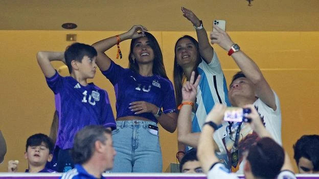 Gia đình Messi gồm mẹ, vợ và ba con trai trên khán đài sân xem trận đấu. Cựu Hoa hậu Croatia Martina Knoll vẫn...tươi dù Croatia bị Messi và Alvarez ba lần chọc thủng lưới.