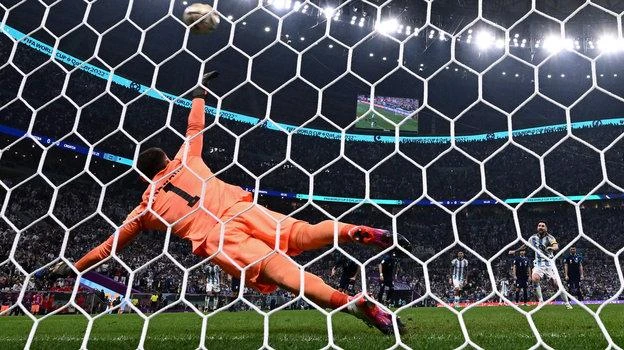 Thủ môn người hùng của Croatia Livakovic đã phải ba lần vào lưới nhặt bóng. Chiếc trực thăng chở áo đấu khổng lồ của Messi bay lượn trên bầu trời thành phố Rosario, quê nhà của Messi ở Argentina.