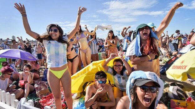 Fan Argentina vừa tắm biển vừa ăn mừng chiến thắng ở bãi biển Mar Del Plala, Argentina. Fan Argentina ăn mừng bên ngoài sân bóng. Thủ môn người hùng của Croatia Livakovic đã phải ba lần vào lưới nhặt bóng. Chiếc trực thăng chở áo đấu khổng lồ của Messi bay lượn trên bầu trời thành phố Rosario, quê nhà của Messi ở Argentina.