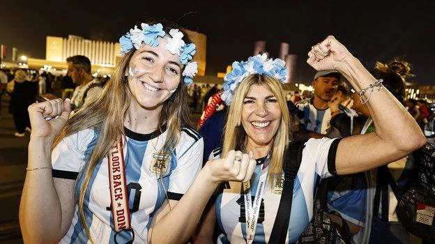 Fan Argentina ăn mừng bên ngoài sân bóng. Thủ môn người hùng của Croatia Livakovic đã phải ba lần vào lưới nhặt bóng. Chiếc trực thăng chở áo đấu khổng lồ của Messi bay lượn trên bầu trời thành phố Rosario, quê nhà của Messi ở Argentina.
