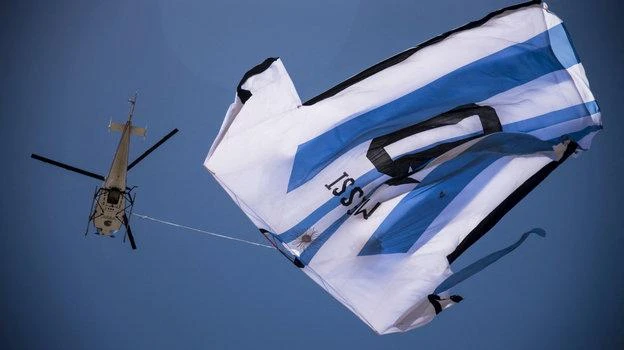 Chiếc trực thăng chở áo đấu khổng lồ của Messi bay lượn trên bầu trời thành phố Rosario, quê nhà của Messi ở Argentina.