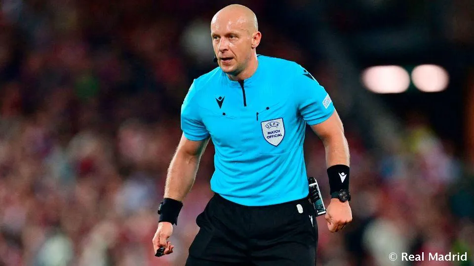 Trọng tài Szymon Marciniak... rất cứng chuyên môn. Ảnh: R.M