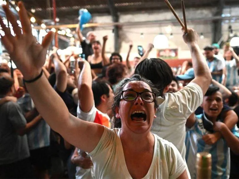 Người phụ nữ bán hàng trong chợ ở Argentina bật khóc khi Di Maria ghi bàn thứ hai cho Argentina. Ảnh: Reuters Ở trung tâm Tampines, Singapore, fan Argentina ăn mừng. Ảnh: S.T Singapore lập các trung tâm truyền hình trực tiếp để phục vụ người dân và cả người nước ngoài công tác và du lịch ở Singapore xem. Ảnh: S.T Các fan chúc mừng nhau khi Messi mở điểm từ chấm 11m, đây là hình ảnh tại Lo De Diego, Argentina. Ảnh: Reuters Tại thủ đô Buenos Aires của Argentina...mọi người thức dậy xem chung kết và ăn mừng. Ảnh: Reuters Tại một trung tâm văn hóa ở Buenos Aires. Ảnh: Reuters ...Còn trên sân Lusail, nơi diễn ra trận chung kết có khoảng 10 ngàn người Argentina, không kể fan của Argentina. Ảnh: Reuters
