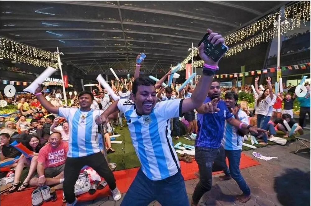 Ở trung tâm Tampines, Singapore, fan Argentina ăn mừng. Ảnh: S.T Singapore lập các trung tâm truyền hình trực tiếp để phục vụ người dân và cả người nước ngoài công tác và du lịch ở Singapore xem. Ảnh: S.T Các fan chúc mừng nhau khi Messi mở điểm từ chấm 11m, đây là hình ảnh tại Lo De Diego, Argentina. Ảnh: Reuters Tại thủ đô Buenos Aires của Argentina...mọi người thức dậy xem chung kết và ăn mừng. Ảnh: Reuters Tại một trung tâm văn hóa ở Buenos Aires. Ảnh: Reuters ...Còn trên sân Lusail, nơi diễn ra trận chung kết có khoảng 10 ngàn người Argentina, không kể fan của Argentina. Ảnh: Reuters