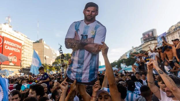 Hình ảnh "thánh" Messi ở thủ đô Buenos Aires của Argentina. Ảnh: S.E Biển người ở trung tâm Buenos Aires. Ảnh: S.E Tuyển Argentina diễu hành trên xe buýt hai tầng để chào 10 ngàn fan Argentina tại Doha, Qatar. Ảnh: S.E Fan Argentina rất đông ở Qatar nên đội tuyển phải diễu hành chia vui cùng họ. Ảnh: Getty Trung tâm Buenos Aires trong "biển người" sáng 18-12 (theo giờ Argentina). Ảnh: S.E Một số thanh niên bắt thang leo lên cột điện tại trung tâm Buenos Aires. Ảnh: S.E Nhiều người leo lên nóc xe ô tô "diễu hành" ăn mừng ngôi vô địch World Cup ở Buenos Aires. Ảnh: S.E Buổi sáng ở Buenos Aires thật đẹp. Ảnh: S.E