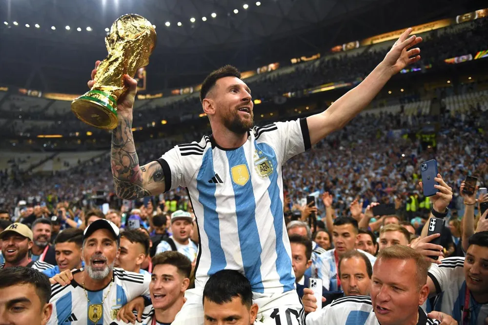 Messi có tất cả mọi danh hiệu rồi giờ đi &quot;săn tiền&quot; thôi? Ảnh: Getty