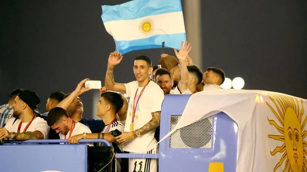 Tuyển Argentina diễu hành trên xe buýt hai tầng để chào 10 ngàn fan Argentina tại Doha, Qatar. Ảnh: S.E Fan Argentina rất đông ở Qatar nên đội tuyển phải diễu hành chia vui cùng họ. Ảnh: Getty Trung tâm Buenos Aires trong "biển người" sáng 18-12 (theo giờ Argentina). Ảnh: S.E Một số thanh niên bắt thang leo lên cột điện tại trung tâm Buenos Aires. Ảnh: S.E Nhiều người leo lên nóc xe ô tô "diễu hành" ăn mừng ngôi vô địch World Cup ở Buenos Aires. Ảnh: S.E Buổi sáng ở Buenos Aires thật đẹp. Ảnh: S.E