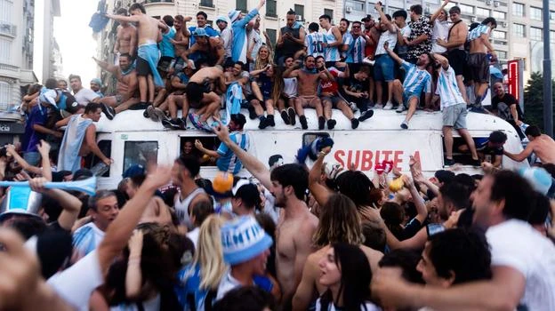 Nhiều người leo lên nóc xe ô tô "diễu hành" ăn mừng ngôi vô địch World Cup ở Buenos Aires. Ảnh: S.E Buổi sáng ở Buenos Aires thật đẹp. Ảnh: S.E