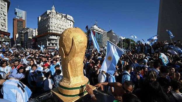 Ngày 18-12, cả đất nước Argentina ăn mừng ngôi vô địch World Cup 2022 của Lionel Messi và các đồng đội, đây là hình ảnh ở thủ đô Buenos Aires. Ảnh: S.E Hình ảnh "thánh" Messi ở thủ đô Buenos Aires của Argentina. Ảnh: S.E Biển người ở trung tâm Buenos Aires. Ảnh: S.E Tuyển Argentina diễu hành trên xe buýt hai tầng để chào 10 ngàn fan Argentina tại Doha, Qatar. Ảnh: S.E Fan Argentina rất đông ở Qatar nên đội tuyển phải diễu hành chia vui cùng họ. Ảnh: Getty Trung tâm Buenos Aires trong "biển người" sáng 18-12 (theo giờ Argentina). Ảnh: S.E Một số thanh niên bắt thang leo lên cột điện tại trung tâm Buenos Aires. Ảnh: S.E Nhiều người leo lên nóc xe ô tô "diễu hành" ăn mừng ngôi vô địch World Cup ở Buenos Aires. Ảnh: S.E Buổi sáng ở Buenos Aires thật đẹp. Ảnh: S.E