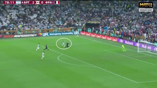 Tình huống ở phút 79, tầm nhìn của trọng tài Marciniak cực tốt, không bị bất kỳ cầu thủ nào che chắn, Otamendi đã phạm lỗi từ phía sau với Kolo Muani khi cầu thủ Pháp cầm bóng đột phá vào vòng cấm, nhưng trọng tài Ba Lan không chịu tuýt còi, để VAR phải can thiệp rồi ông mới nghe và chần chừ...rồi tuýt còi!!!!? (PV - trên thực tế, trọng tài Marciniak đã thổi penalty ngay lập tức mà không cần tư vấn VAR). Ảnh trích của Sports Express Pha bóng Otamendi phạm lỗi từ phía sau với Kolo Muani được &quot;zoom&quot; cận cảnh. Tình huống rất trống, không bị ai che chắn. Ảnh trích của Sports Express. Phút 87, Marcus Thuram của Pháp cố ý &quot;gài chân&quot; mình vào hậu vệ của Argentina để kiếm pen, lập tức trọng tài Marciniak rút thẻ vàng với con trai huyền thoại Lilian Thuram ngay mà cũng chẳng đợi VAR can thiệp, thời điểm này tỉ số trên sân đang là 2-2. Ảnh trích của Sports Express Trọng tài Marciniak hoàn toàn đúng khi đưa ra quyết định một cách đầy tự tin và không cần tư vấn từ VAR, nhưng những tình huống Pháp có lợi thì trọng tài Ba Lan...chần chừ phải có các trợ lý VAR trao đổi. HLV Deschamps đầy bức xúc cho rằng trọng tài Ba Lan muốn Argentina thắng vì những lý do này. Ảnh Sports Express