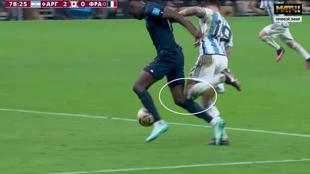Pha bóng Otamendi phạm lỗi từ phía sau với Kolo Muani được &quot;zoom&quot; cận cảnh. Tình huống rất trống, không bị ai che chắn. Ảnh trích của Sports Express. Phút 87, Marcus Thuram của Pháp cố ý &quot;gài chân&quot; mình vào hậu vệ của Argentina để kiếm pen, lập tức trọng tài Marciniak rút thẻ vàng với con trai huyền thoại Lilian Thuram ngay mà cũng chẳng đợi VAR can thiệp, thời điểm này tỉ số trên sân đang là 2-2. Ảnh trích của Sports Express Trọng tài Marciniak hoàn toàn đúng khi đưa ra quyết định một cách đầy tự tin và không cần tư vấn từ VAR, nhưng những tình huống Pháp có lợi thì trọng tài Ba Lan...chần chừ phải có các trợ lý VAR trao đổi. HLV Deschamps đầy bức xúc cho rằng trọng tài Ba Lan muốn Argentina thắng vì những lý do này. Ảnh Sports Express