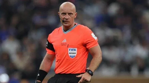 Trọng tài Marciniak hoàn toàn đúng khi đưa ra quyết định một cách đầy tự tin và không cần tư vấn từ VAR, nhưng những tình huống Pháp có lợi thì trọng tài Ba Lan...chần chừ phải có các trợ lý VAR trao đổi. HLV Deschamps đầy bức xúc cho rằng trọng tài Ba Lan muốn Argentina thắng vì những lý do này. Ảnh Sports Express