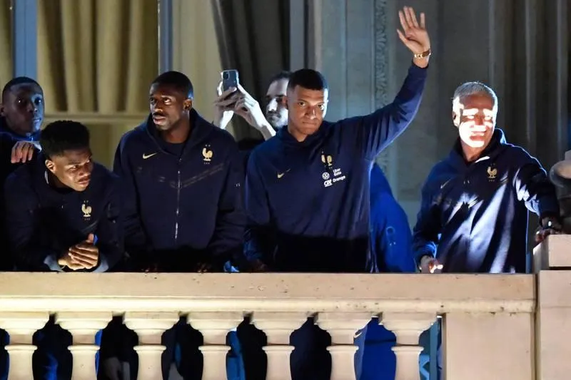 Những á quân World Cup 2022 vừa chia vui vừa tiếc nuối ở khách sạn Crillon, Paris khi đội trở về Pháp. Ảnh: Getty Dân Paris chia vui cùng đội tuyển Pháp khi đội trở về. Ảnh: Getty Tchouameni và Kingston Coman có chút chạnh lòng khi được xem là tội đồ làm Pháp thua cuộc khi đá hỏng hai quả phạt đền ở loạt luân lưu. Những ngày qua, hai cầu thủ da màu này là trung tâm của những kẻ cực đoan cay cú...phỉ báng mang màu sắc chủng tộc. Ảnh: Getty Ước tính có 4 triệu người kéo về trung tâm thủ đô Buenos Aires để ăn mừng ngôi vô địch World Cup 2022 ở Argentina. Ảnh: Getty Sau khi diễu hành ở Buenos Aires, trực thăng từ TP Rosario bay đến thủ đô để đưa Messi và Di Maria về nhà. Ảnh: AFP