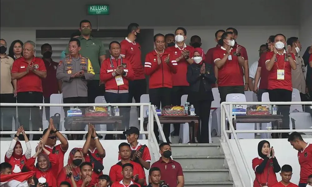 Tổng thống Joko Widodo của Indonesia đến dự khán trận đấu. Ảnh: CTP