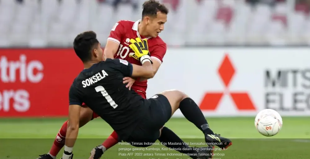 Thủ môn Soksela của Campuchia trong pha tranh chấp với Egy Maulana. Ảnh: CTP