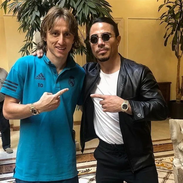 Salt Bae cùng Modric. Ảnh: Ins