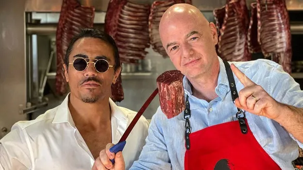 Salt Bae cũng từng chụp hình chung cùng Chủ tịch FIFA G. Infantino. Ảnh: Ins.