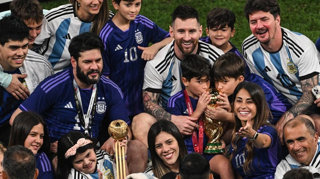 Đại gia đình Messi cùng cúp vàng và Quả bóng vàng trên sân Lusail sau trận chung kết. Ảnh: S.E Benjamin Pavard của Pháp...sờ chiếc cúp vàng khi lên nhận HCB World Cup 2022. Ảnh: S.E Lionel Messi diễn ôm cúp vàng ngủ. Ảnh: S.E Các phi công của tổ bay chở đội tuyển Argentina từ Qatar về Buenos Aires cũng...tự sướng với cúp vàng trước khi cất cánh. Ảnh: S.E