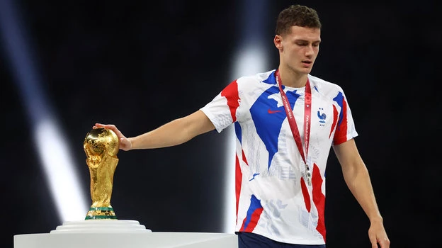 Benjamin Pavard của Pháp...sờ chiếc cúp vàng khi lên nhận HCB World Cup 2022. Ảnh: S.E Lionel Messi diễn ôm cúp vàng ngủ. Ảnh: S.E Các phi công của tổ bay chở đội tuyển Argentina từ Qatar về Buenos Aires cũng...tự sướng với cúp vàng trước khi cất cánh. Ảnh: S.E