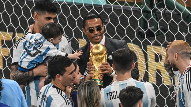 "Thánh rắc muối" Salt Bae cứ như thuyền trưởng Scaloni của Argentina vậy. Ảnh: S.E Messi làm phó nháy cho vợ tự sướng với cúp vàng. Ảnh: S.E Đại gia đình Messi cùng cúp vàng và Quả bóng vàng trên sân Lusail sau trận chung kết. Ảnh: S.E Benjamin Pavard của Pháp...sờ chiếc cúp vàng khi lên nhận HCB World Cup 2022. Ảnh: S.E Lionel Messi diễn ôm cúp vàng ngủ. Ảnh: S.E Các phi công của tổ bay chở đội tuyển Argentina từ Qatar về Buenos Aires cũng...tự sướng với cúp vàng trước khi cất cánh. Ảnh: S.E