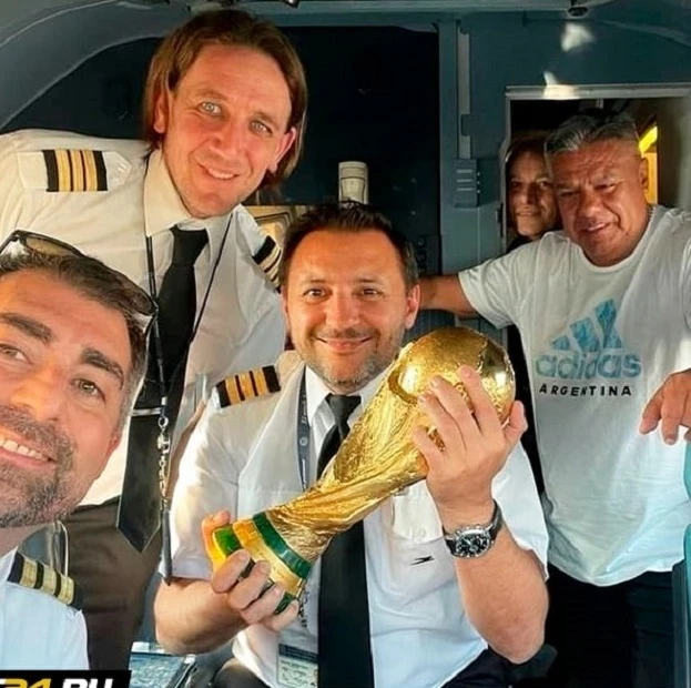 Các phi công của tổ bay chở đội tuyển Argentina từ Qatar về Buenos Aires cũng...tự sướng với cúp vàng trước khi cất cánh. Ảnh: S.E