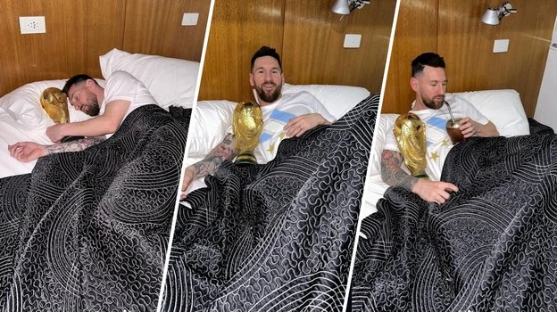 Lionel Messi diễn ôm cúp vàng ngủ. Ảnh: S.E Các phi công của tổ bay chở đội tuyển Argentina từ Qatar về Buenos Aires cũng...tự sướng với cúp vàng trước khi cất cánh. Ảnh: S.E