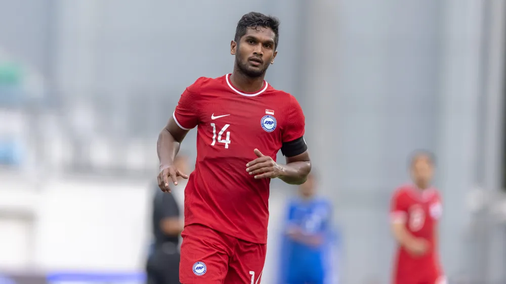 Hariss Harun đeo băng đội trưởng tuyển Singapore. Ảnh: CTP