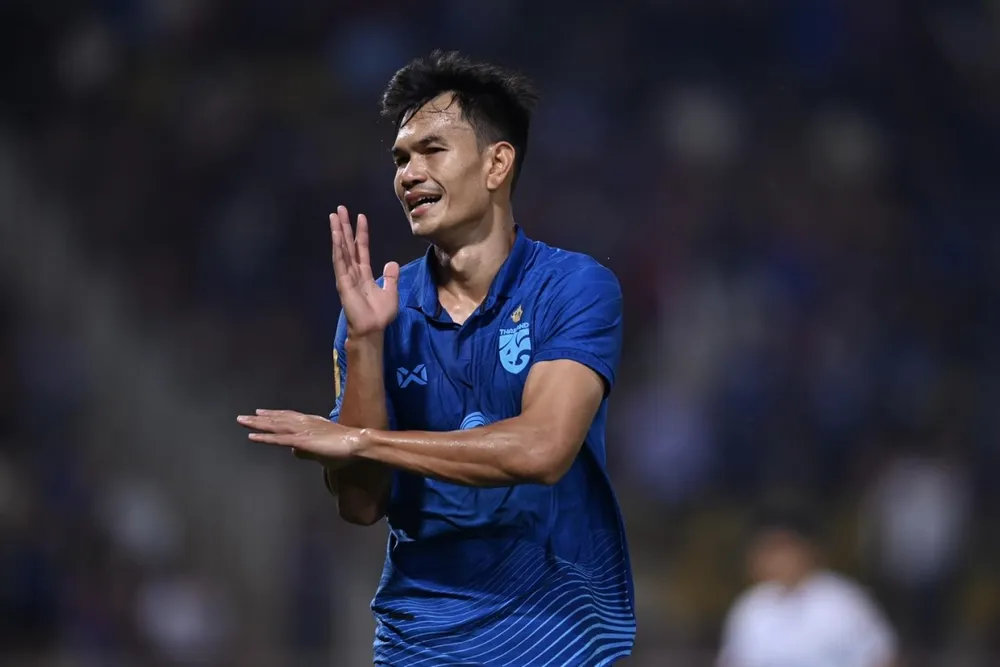 Adisak Kraisorn bỏ lỡ nhiều cơ hội, song cũng góp một bàn. Ảnh: CTP
