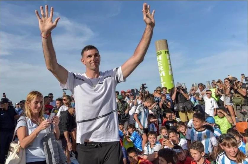Thủ môn xuất sắc nhất World Cup 2022 Emiliano Martinez trở về làng Mar Del Plata trong sự chào đón của 100 ngàn người. Ảnh: Getty