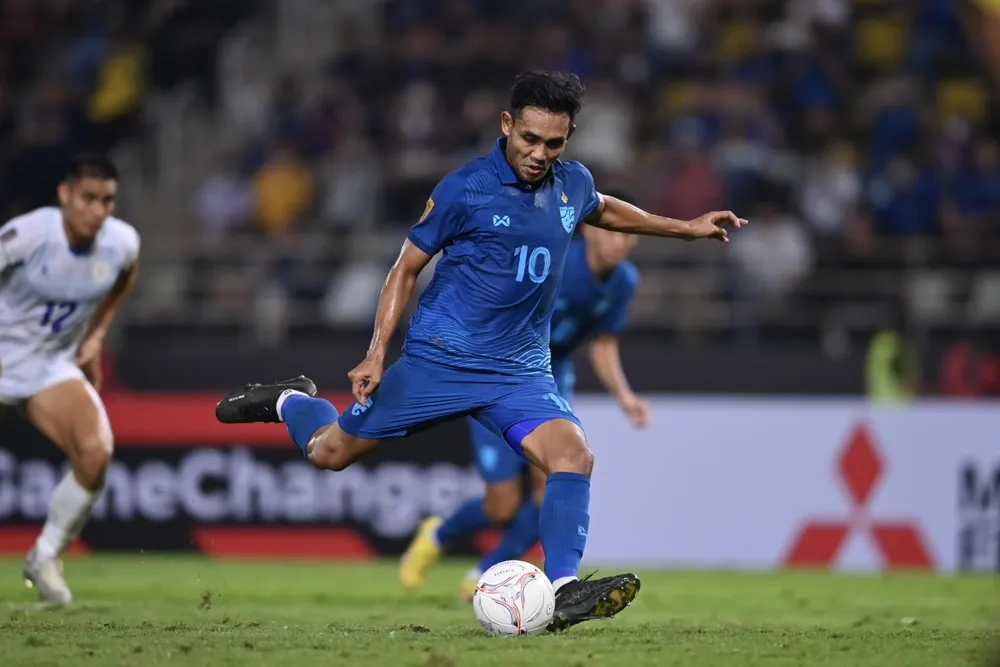 Tuyển Philippines làm khó Việt Nam nhưng thua thảm Thái Lan ảnh 1