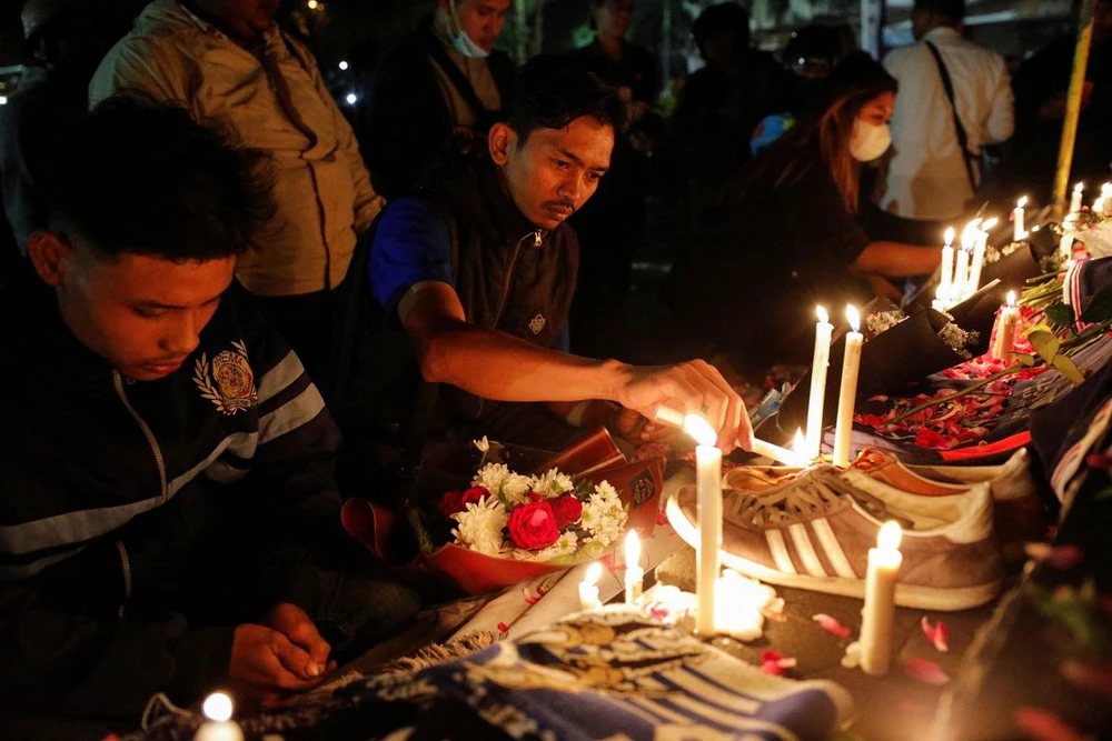 Người dân Indonesia thắp nến trước sân Kanjuruhan tưởng nhớ 135 nạn nhân qua đời, trong đó có 40 trẻ em. Ảnh: Bola.