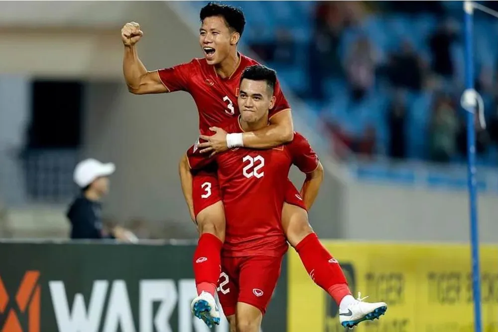 Tiến Linh và Quế Ngọc Hải góp hai bàn trong chiến thắng 3-0 đêm 27-12. Ảnh: CTP Tiến Linh và Quế Ngọc Hải góp hai bàn trong chiến thắng 3-0 đêm 27-12. Ảnh: CTP