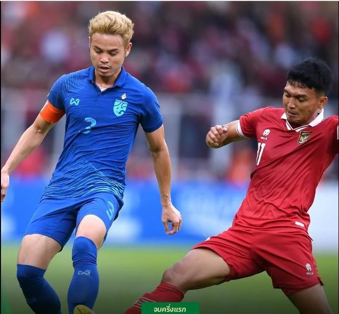 Theerathon Bunmathan để bóng chạm tay dẫn đến phạt đền. Ảnh: CTP