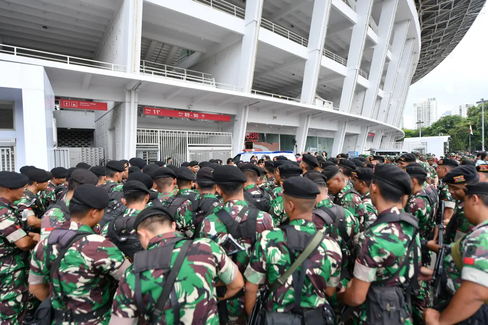 Lực lượng phản ứng nhanh túc trực bên ngoài sân Bung Karno ở trận Indonesia-Campuchia. Ảnh: J.P Lực lượng phản ứng nhanh túc trực bên ngoài sân Bung Karno ở trận Indonesia-Campuchia. Ảnh: J.P
