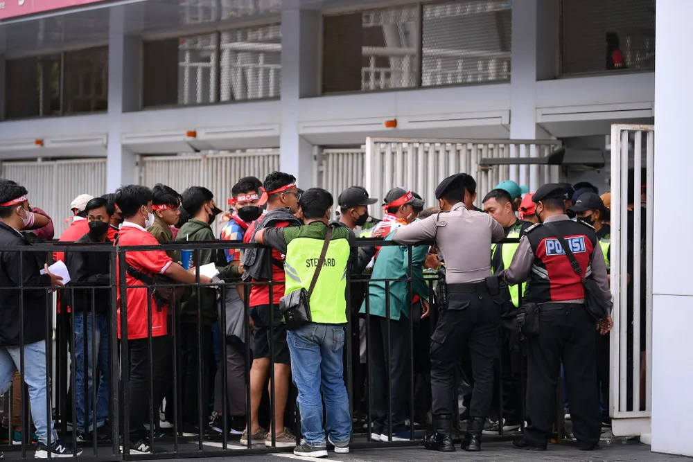 Cảnh sát đứng dày đặc lối vào các cổng ở sân Bung Karno trong trận Indonesia tiếp Campuchia. Ảnh: J.P Cảnh sát đứng dày đặc lối vào các cổng ở sân Bung Karno trong trận Indonesia tiếp Campuchia. Ảnh: J.P