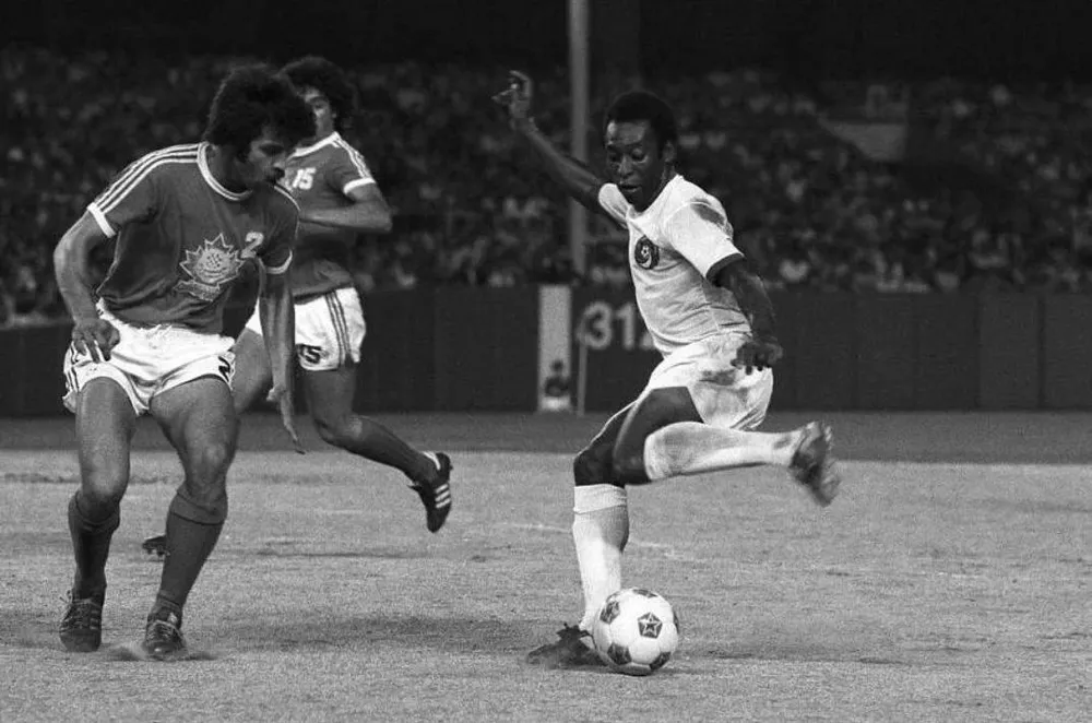 Pele trong màu áo New York Cosmos đá với Toronto của Canada. Ảnh: Getty