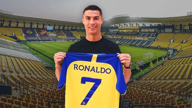 Mỗi mùa bóng, Ronaldo nhận lương 200 triệu USD ở Al Nassr. Như vậy 2,5 mùa, tài sản Ronaldo tăng thêm...nửa tỉ USD, vượt xa so với những năm đỉnh cao của chính Ronaldo khi đá cho MU và Real Madrid. Ronaldo chụp hình cùng các lãnh đạo giàu có của Al Nassr. Ronaldo sẽ đá cặp cùng Vincent Aboubakar, đội trưởng tuyển Camaroon.